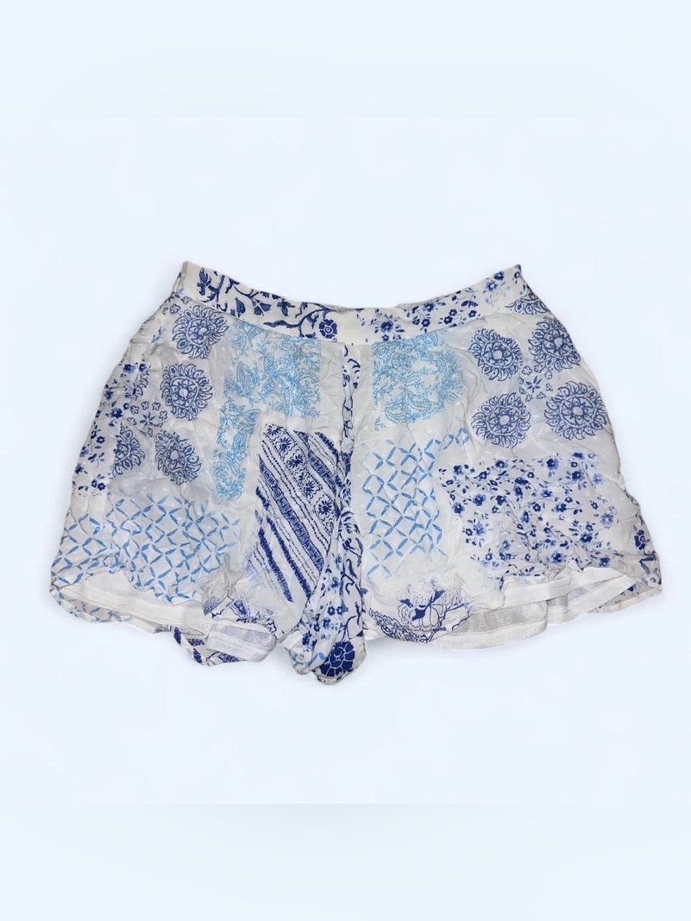 Altar’d State Women’s White & Blue Floral Flowy Shorts Size Large EUC